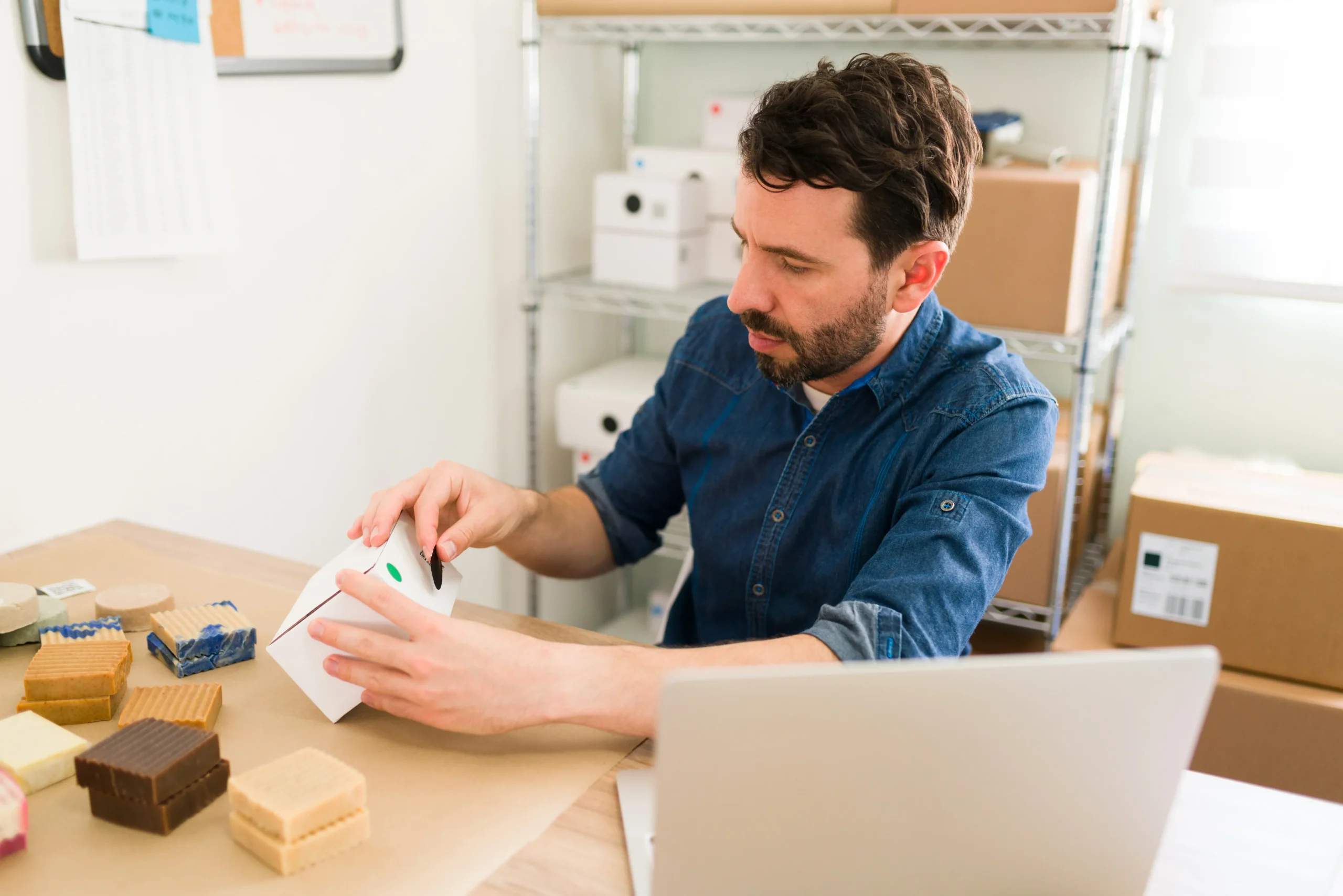 Empreendedor preparando pedidos de clientes em uma loja com pacotes e produtos prontos para envio
